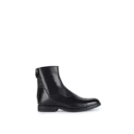 1003<br>Short boots in black calf leather