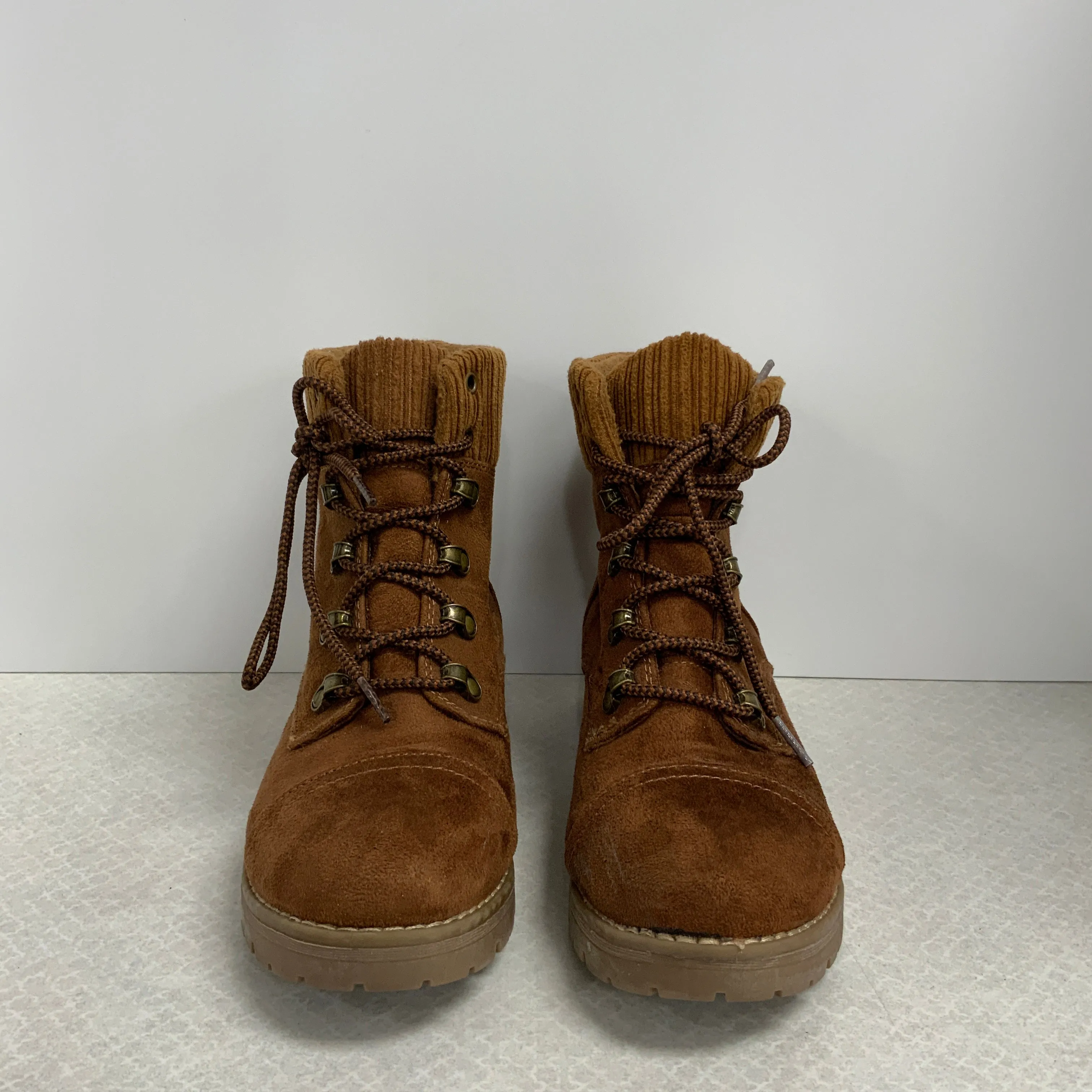 Boots Hiking By Universal Thread  Size: 8