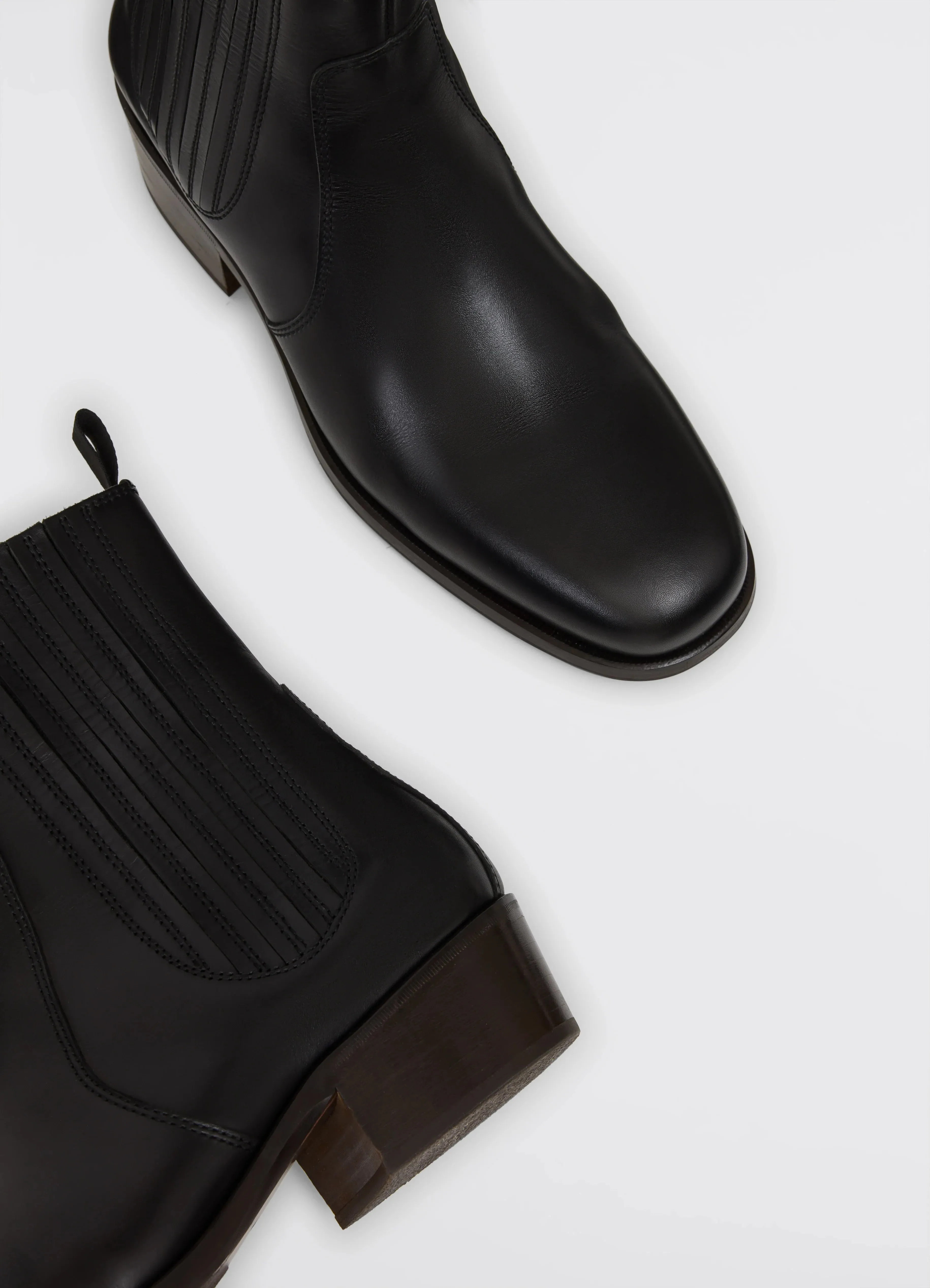 CHELSEA BOOTS