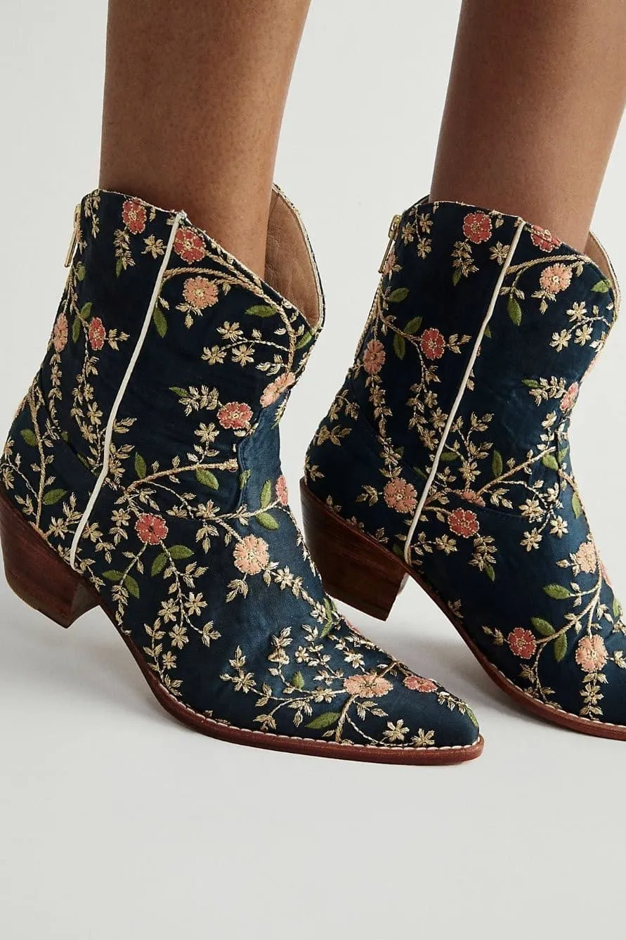 ELOISE EMBROIDERED ANKLE BOOTS X FREE PEOPLE