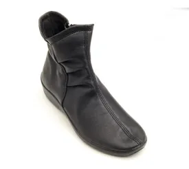 L19 Vegan Bootie in Smooth Black